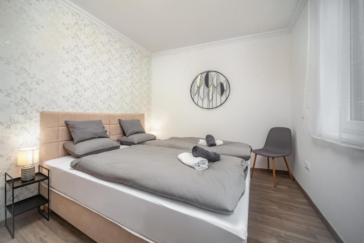 Grace Pine Apartment 3 Budapeste Exterior foto