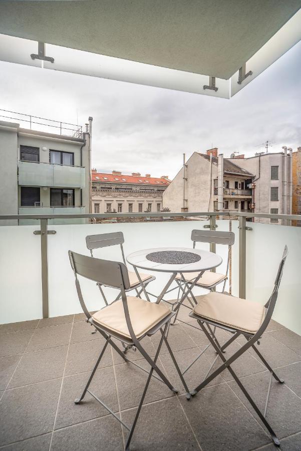 Grace Pine Apartment 3 Budapeste Exterior foto